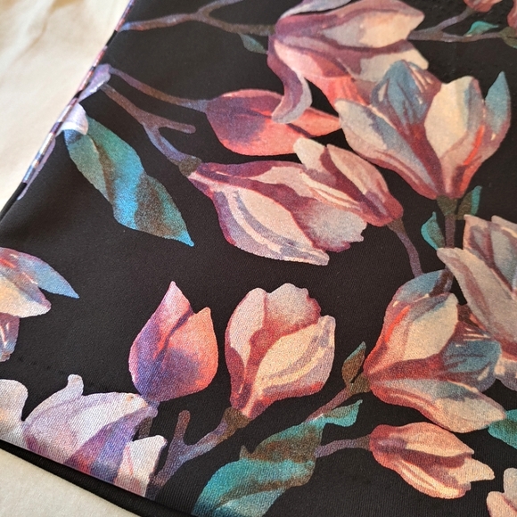 Eci metallic foil floral pencil skirt. Size S. - Picture 5 of 9